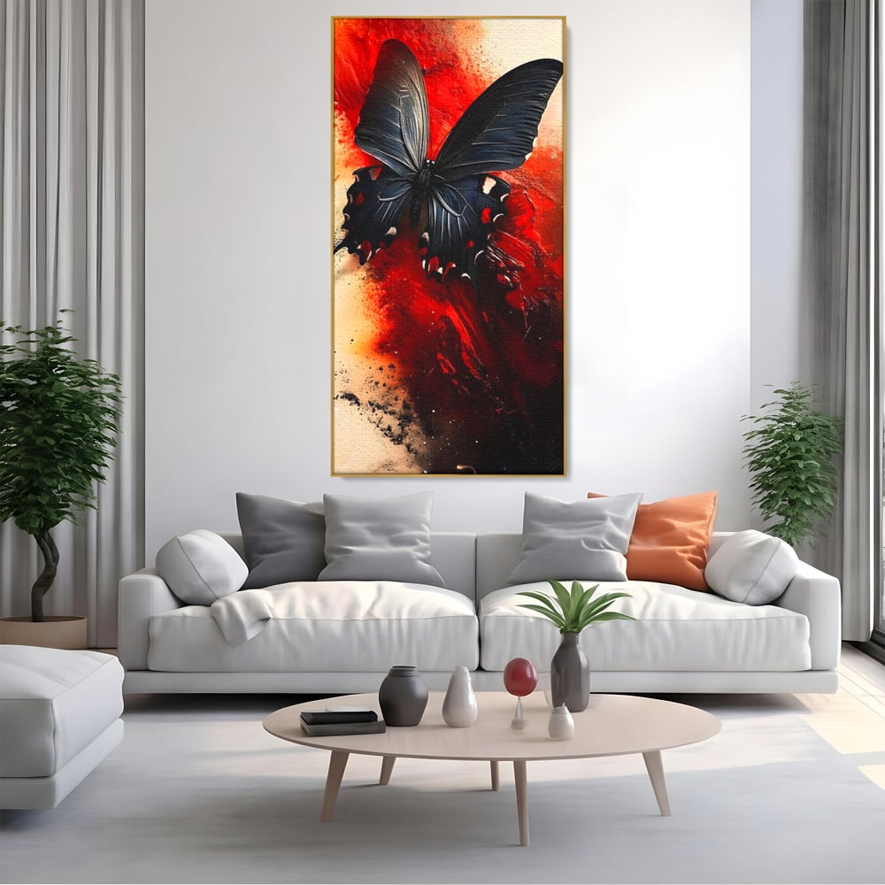 Tablou canvas cu tablou canvas cu fluture negru si fundal rosu, in rama de aluminiu auriu, pe perete intr-un living